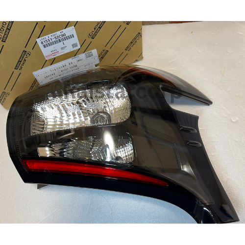 GENUINE TOYOTA REAR COMBINATION LAMP 81551-52C90