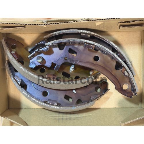 GENUINE MITSUBISHI REAR BRAKE SHOE SET MQ714157