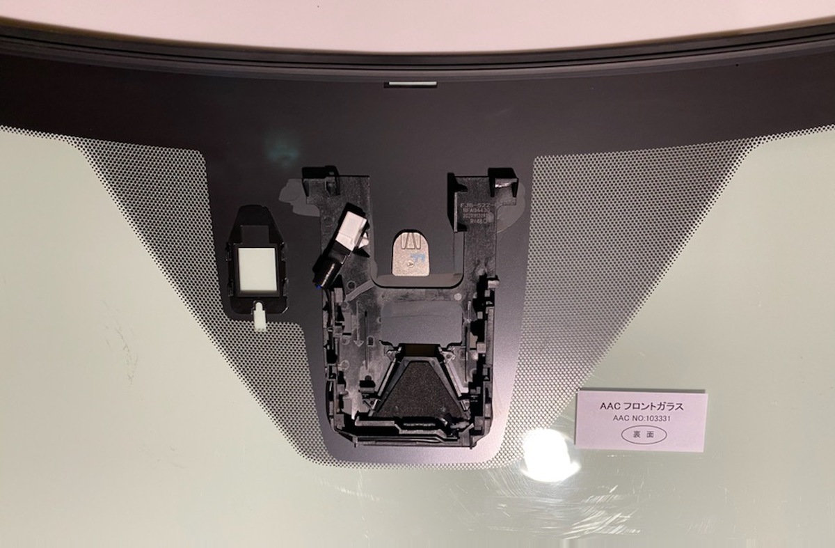 Lexus RX Heated Front Windscreen 56101-48832 (2015 onward) – Green Tint, Rain Sensor, Camera Type